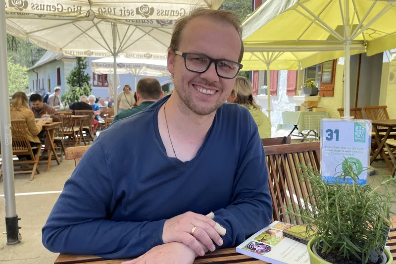 Christian Tress im Außenbereich des Bio-Gasthauses Friedrichshöhle. Klick führt zu Großansicht in neuem Fenster.