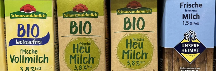 Verschiedene Milchpackungen im Regal.