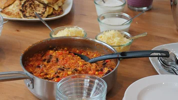 Chilligericht mit Bulgur in Topf. Foto: Peter Schmidt