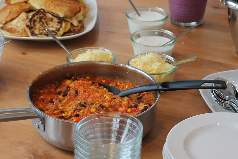 Chilligericht mit Bulgur in Topf. Foto: Peter Schmidt