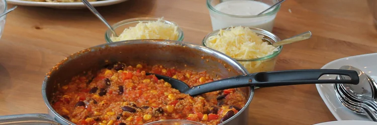 Chilligericht mit Bulgur in Topf.