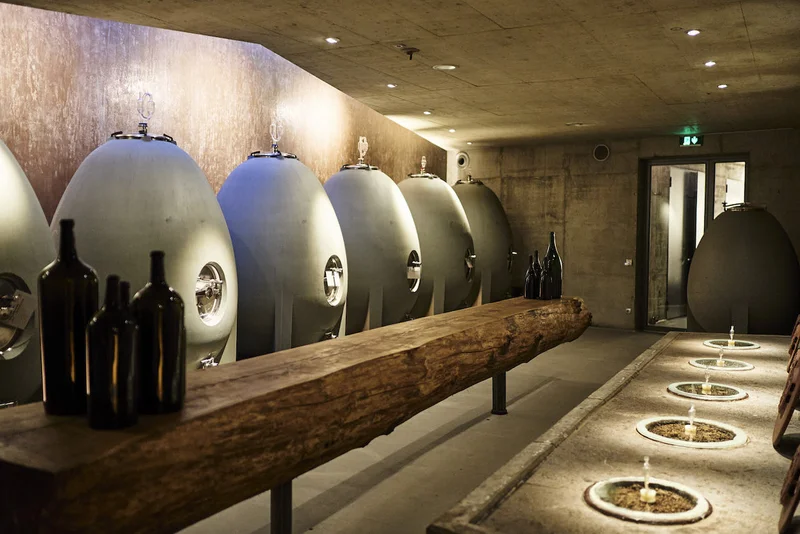 Betoneier für den Weinausbau. Klick führt zu Großansicht.