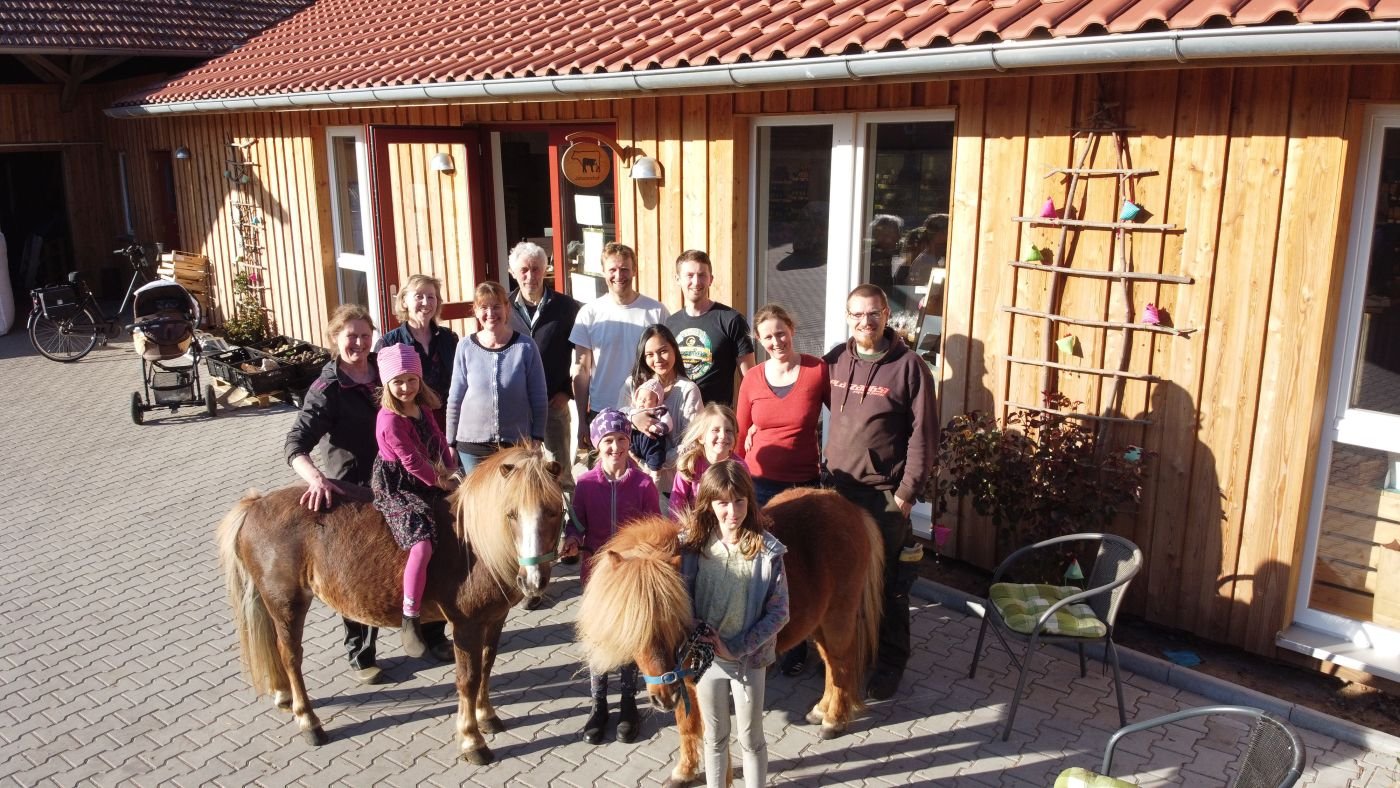 Menschengruppe mit zwei Shetlandponys. Klick führt zu Großansicht im neuen Fenster.