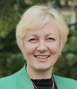Frau lächelt in die Kamera