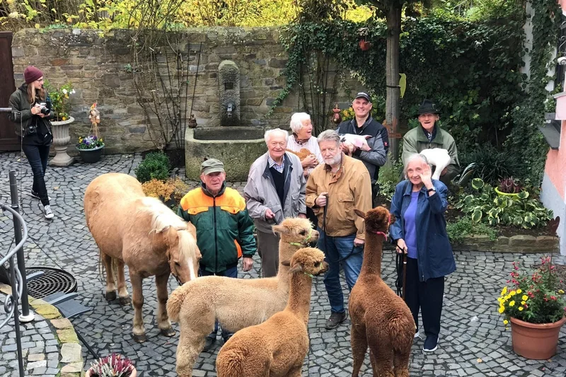Gruppe von Menschen und Tieren, Klick führt zu Großansicht