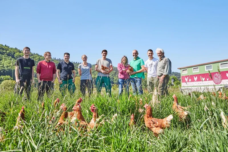 Gruppenfoto mit Hühnern. Klick führt zu Großansicht in einer Lightbox. Zum Schließen der Lightbox ESC drücken.