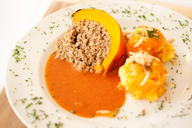 Hokkaidokürbis mit Tofu-Maronenfüllung und pikanter Tomatensauce