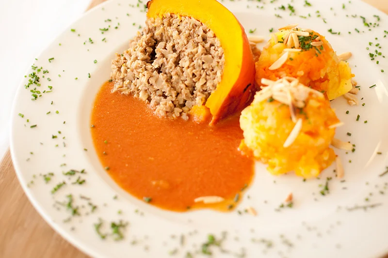 Hokkaidokürbis mit Tofu-Maronenfüllung und pikanter Tomatensauce 