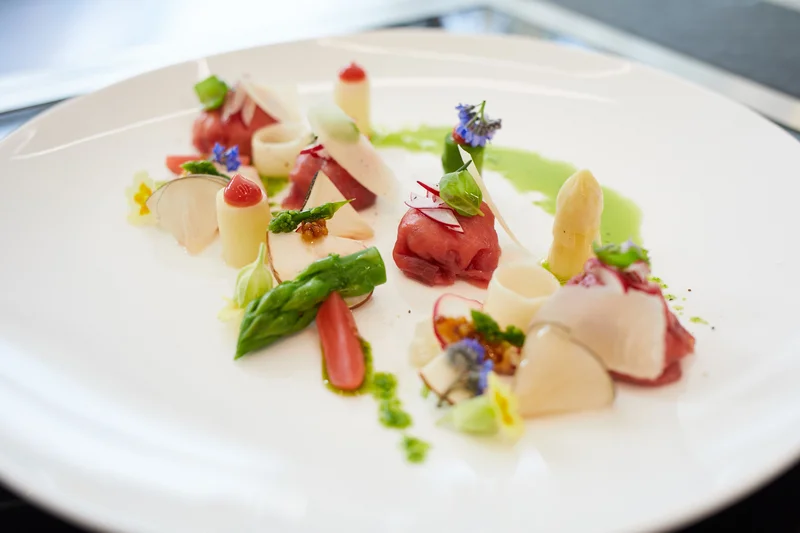 Gefülltes Kalbscarpaccio mit mariniertem Spargel und Rhabarbertartar