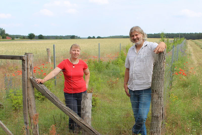 Dr. Uta Mitsch und Christian Warnke stehen am Feldrand