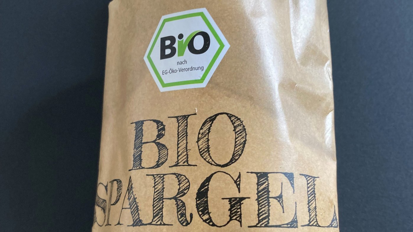 Frischer Bio‑Spargel in papierbasierter Verpackung mit EU‑Bio‑Siegel.