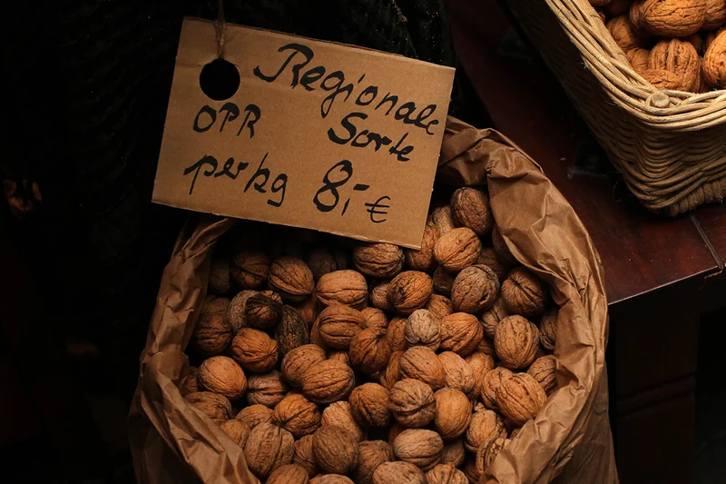 Ein Sack mit Walnüssen ausgeschildert mit "Regionale Sorte OPR per Kilogramm 8 Euro". Klick führt zu Großansicht im neuen Fenster.
