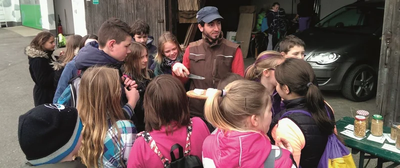 Kinderbesuch auf dem Hof
