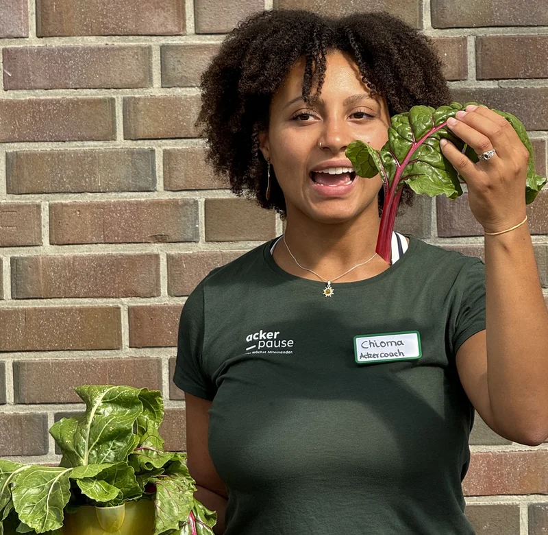 Ackercoach Chioma Ndukwe mit Mangold. Klick führt zu Großansicht in neuem Fenster.