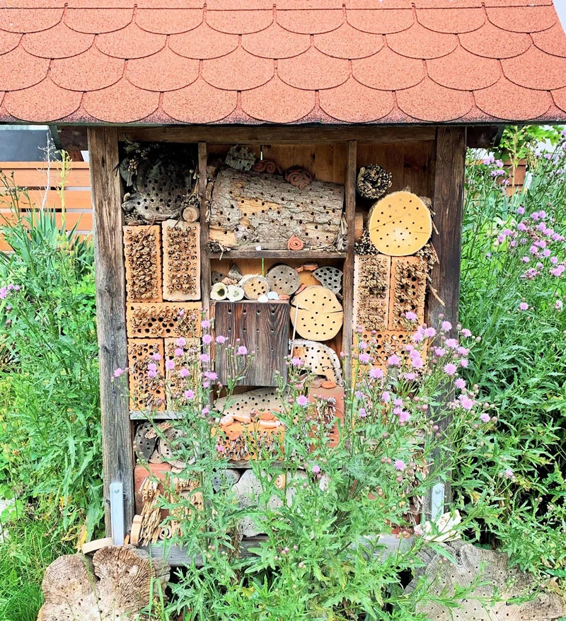Bienenhotel mit Dach. Klick führt zu Großansicht in neuem Fenster.