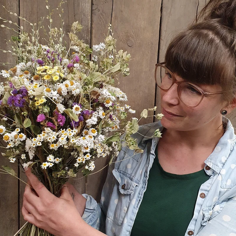 Sonia Grimm mit Trockenblumenstrauß. Klick führt zu Großansicht im neuen Fenster.