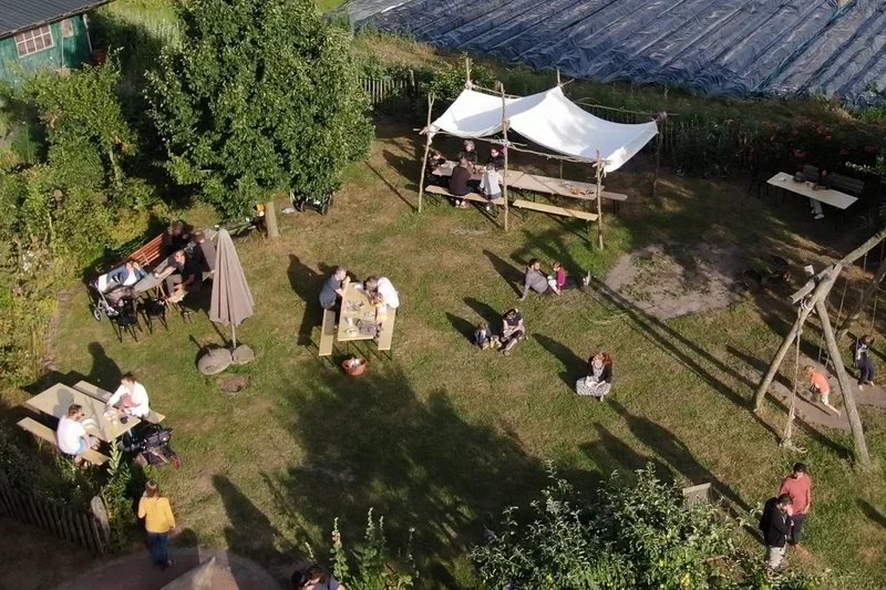 Hof-Café aus der Vogelperspektive. Klick führt zu Großansicht in neuem Fenster.