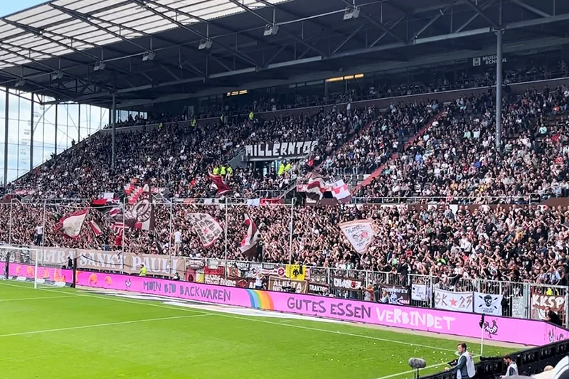 Blick auf ein volles Fußballstadion. Klick führt zu Großansicht.