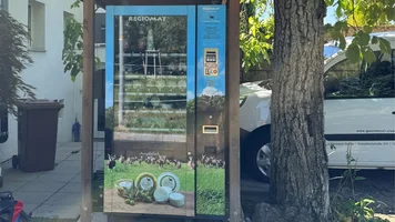 Hofladenautomat unter einem Baum.