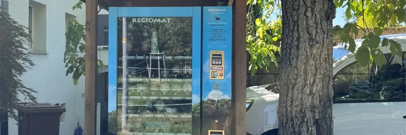 Hofladenautomat unter einem Baum.