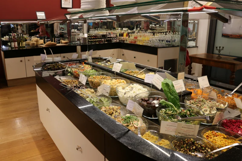 Buffet in einer Kantine.