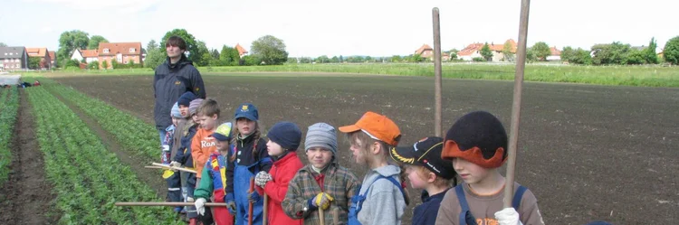 Kinder auf dem Feld