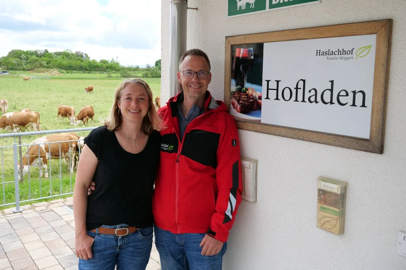 Eva und Wolfram Wiggert lachen in die Kamera. Klick führt zu Großansicht.
