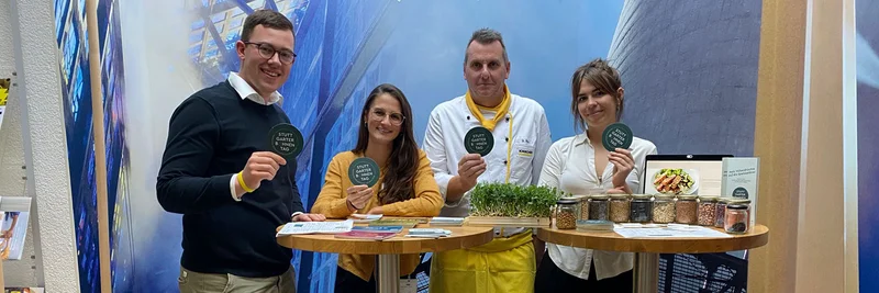 Info-Tisch mit Materialien und Akteurinnen und Akteuren beim Stuttgarter Bohnentag