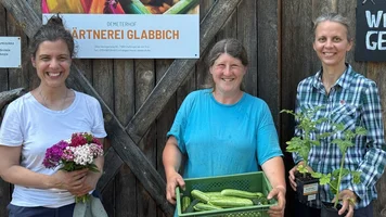 Drei Frauen vor dem Hofladen der Gärtnerei Glabbich.
