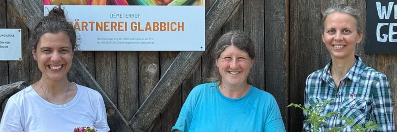 Drei Frauen vor dem Hofladen der Gärtnerei Glabbich.