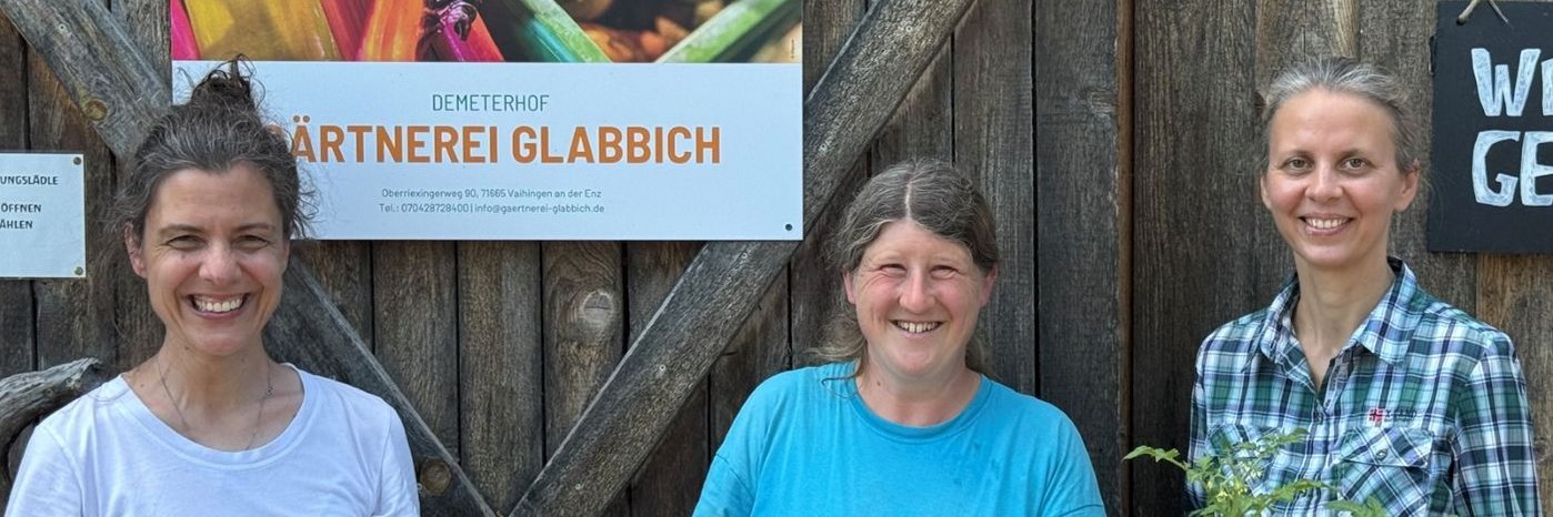 Drei Frauen vor dem Hofladen der Gärtnerei Glabbich.