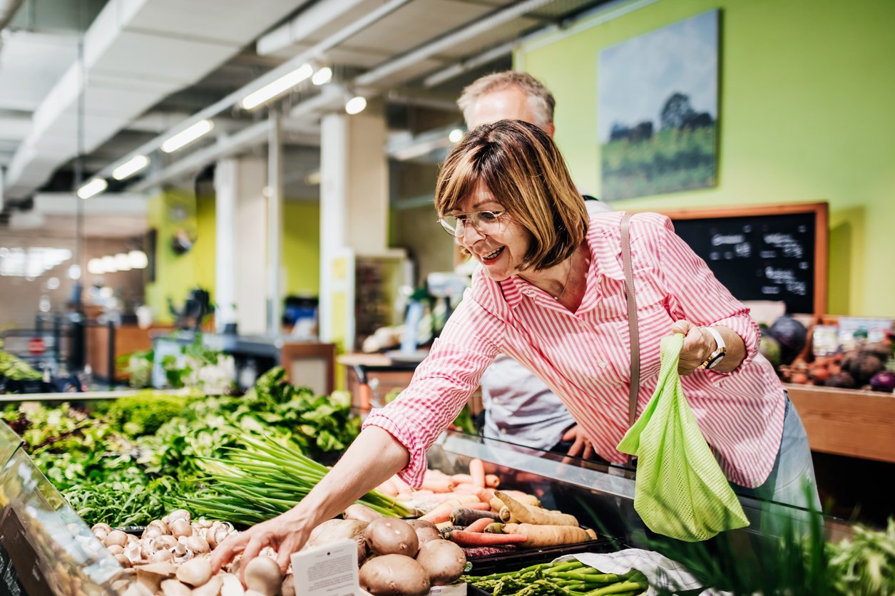 Frau im Supermarkt. Foto: Franziska & Tom Werner / E+ / Getty Images