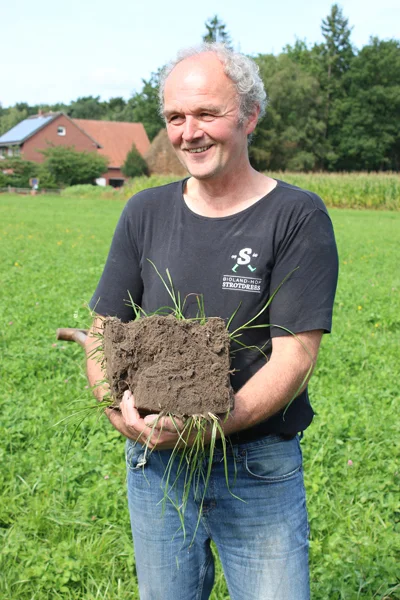 Ludger Strotdrees bei der Spatenprobe. Klick führt zu Großansicht in neuem Fenster.