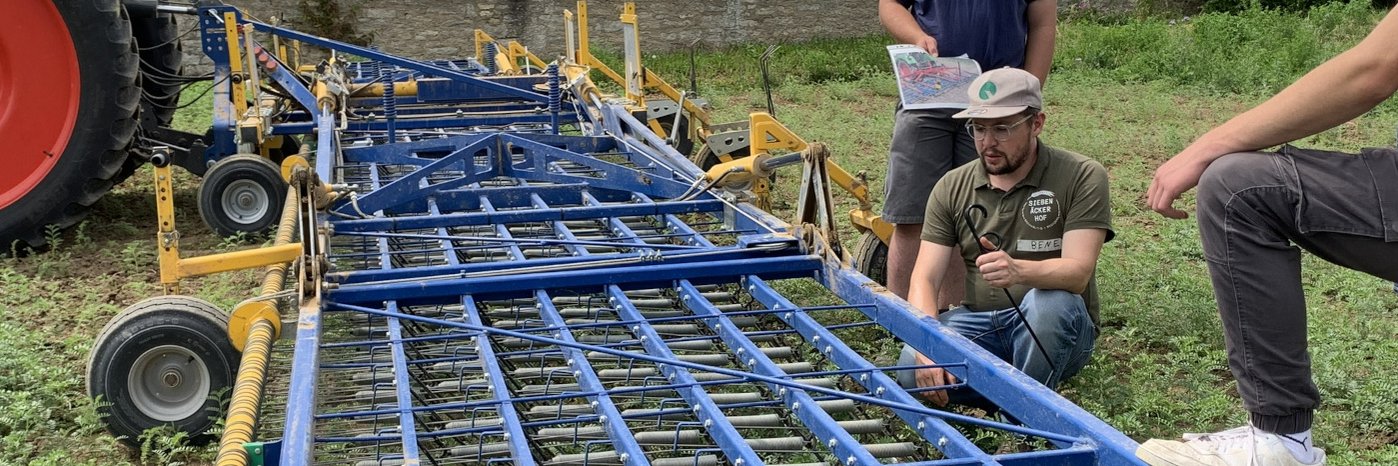 Landmaschine zur Unkrautregulierung.
