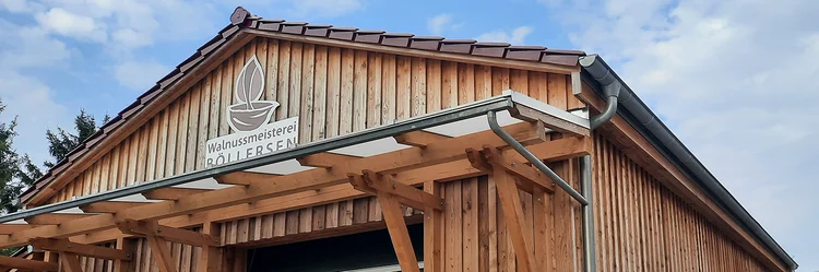 Hofgebäude aus Holz mit Schriftzug Walnussmeisterei Böllersen