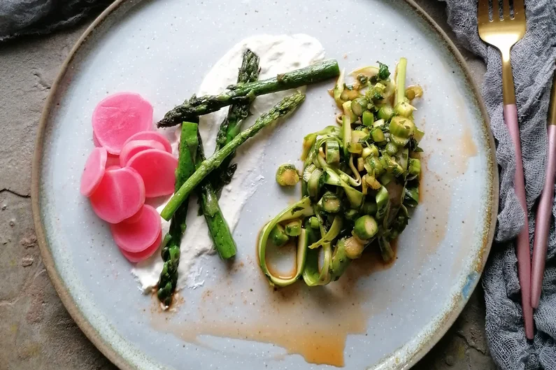Grüner Spargel mit Zwiebelfermentsud