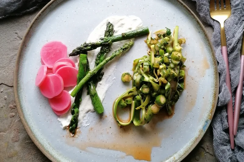 Grüner Spargel mit Zwiebelfermentsud, geräuchertem Schmand und eingelegten Radieschen