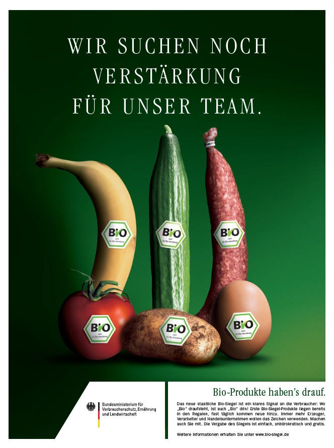 Plakat mit mehreren Lebensmitteln mit Bio-Siegeln, darüber der Text "Wir suchen noch Verstärkung für unser Team"