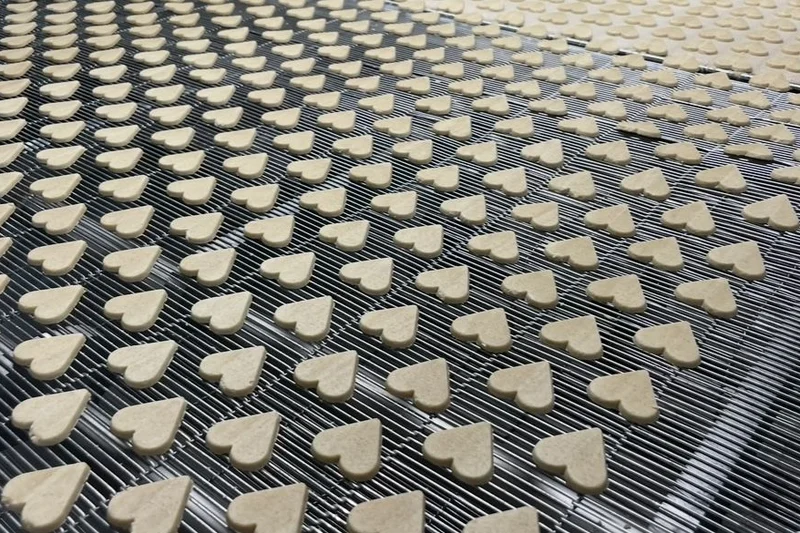 Ein Backblech voller herzförmiger Kekse. Klick führt zur Großansicht.