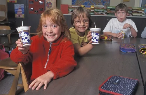 Kinder mit Milchtüten. Klick führt zu Großansicht im neuen Fenster.