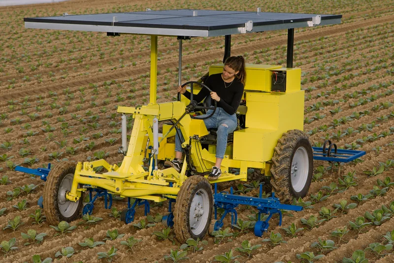 Gelber Traktor mit Solarpaneels. Klick führt zu Großansicht in neuem Fenster.