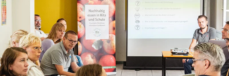 Teilnehmerinnen und Teilnehmer eines Bio kann jeder-Workshops sitzen im Stuhlkreis.