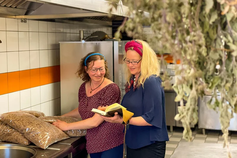 Zwei Frauen in der Küche. Foto: Gran-Gusto Catering GbR
