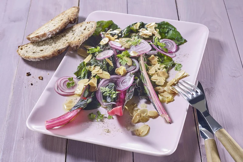 Gedämpfter Mangold mit Knoblauch, Mandeln und süß sauren Zwiebeln