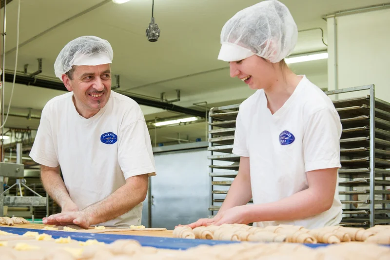 Mitarbeiterin und Mitarbeiter im Austausch. Foto: Biohofbäckerei Mauracher 