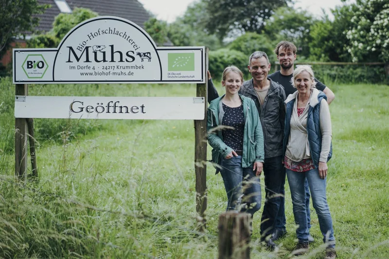 Familienfoto neben dem Hofschild