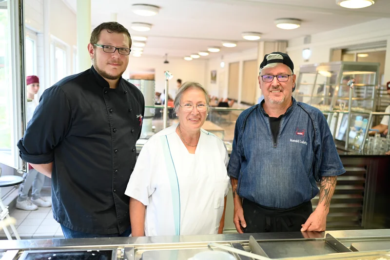 3 Personen in Mensa. Quelle: Käthe-Kollwitz-Berufskolleg