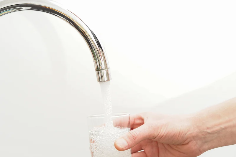 Hand hält ein Wasserglas unter Wasserhahn. Klick führt zu Großansicht in einer Lightbox. Zum Schließen der Lightbox ESC drücken.