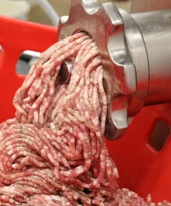 Fleischwolf im Einsatz mit frisch gewolftem Fleisch. Klick führt zu Großansicht im neuen Fenster.