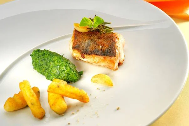 In Aromaten gebratenes Zanderfilet mit Blattspinat á la Creme und Olivengnocchi 